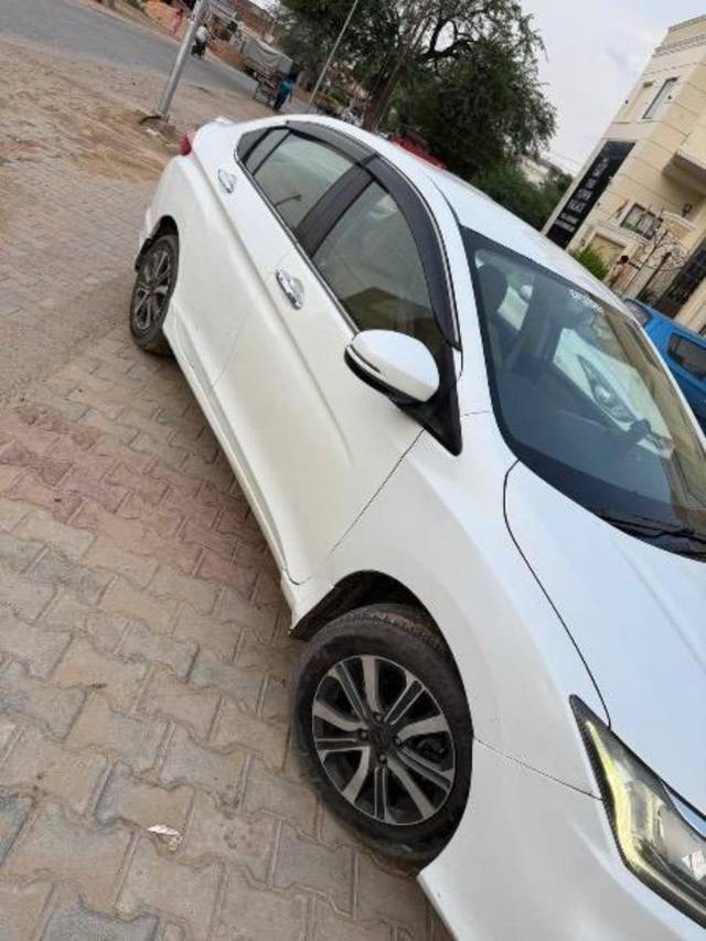 https://images10.gaadi.com/usedcar_image/4615033/original/processed_72533bb6-5a3c-4a7a-82cb-c1d5854c46d0.jpeg?imwidth=6402