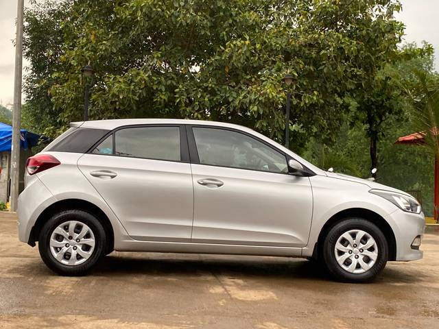 https://images10.gaadi.com/usedcar_image/4615064/original/6febf36488a2c5738b467cb7d50c2ae1.jpg?imwidth=6401