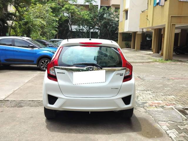 https://images10.gaadi.com/usedcar_image/4615095/original/processed_472a2a8eaa7e64968f22a81e810a2c4a.jpg?imwidth=6402
