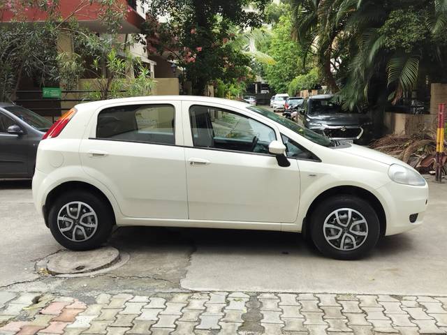https://images10.gaadi.com/usedcar_image/4615099/original/92771b55df3b1d54a1ac8bfd53f8a3a7.jpg?imwidth=6401