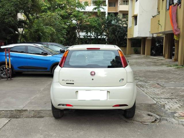 https://images10.gaadi.com/usedcar_image/4615099/original/processed_4ef91ae1a631d17a22aba7d3bbe7c538.jpg?imwidth=6402