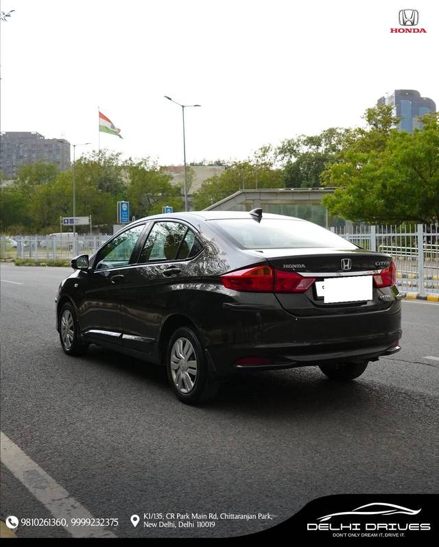 https://images10.gaadi.com/usedcar_image/4615176/original/processed_601f0d8fbe10b15627a54018ed7dfaba.jpeg?imwidth=6401