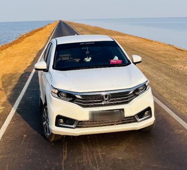 https://images10.gaadi.com/usedcar_image/4615188/original/processed_b05dc0b2-65c9-427f-b44f-ac3978685cf6.jpeg?imwidth=6400