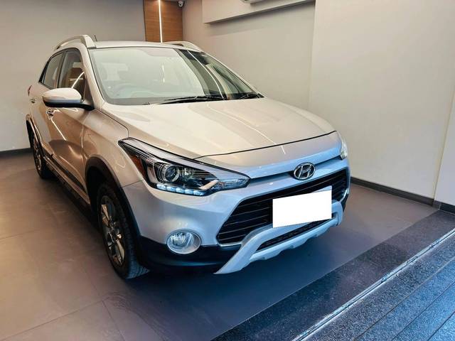 https://images10.gaadi.com/usedcar_image/4615226/original/processed_71e9702a6ea95566d7dd8526bffde600.jpeg?imwidth=6401