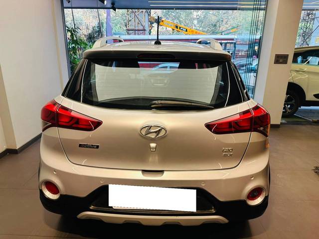 https://images10.gaadi.com/usedcar_image/4615226/original/processed_c11dde8421efbc4838c9df622a0424c0.jpeg?imwidth=6402