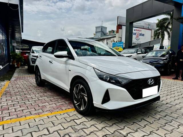 https://images10.gaadi.com/usedcar_image/4615233/original/processed_0a5e87bf-5dba-4299-803f-9b86aab3e804.jpg?imwidth=6400