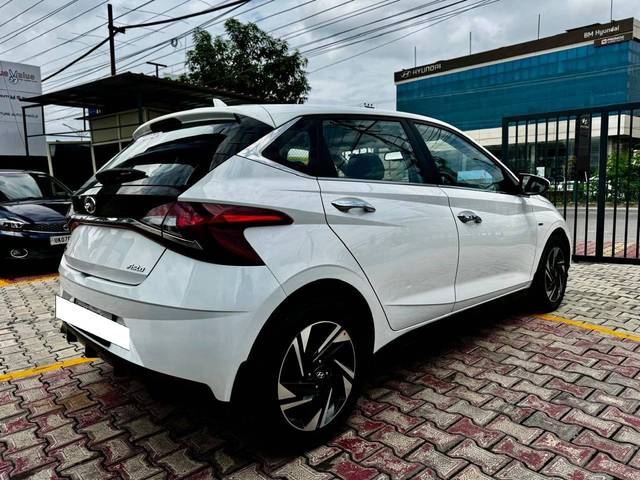 https://images10.gaadi.com/usedcar_image/4615233/original/processed_15b30606-63b2-4009-a9a4-16e59ecb2435.jpg?imwidth=6402