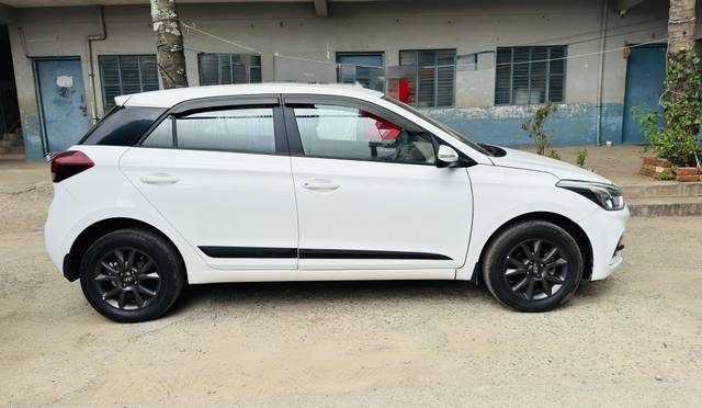 https://images10.gaadi.com/usedcar_image/4615236/original/56a60caf0d9c7ce1ecf9e30ec8416696.jpg?imwidth=6401