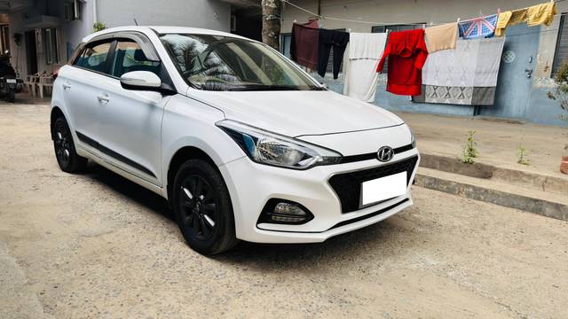 https://images10.gaadi.com/usedcar_image/4615236/original/processed_fa34af39b1bdf58588dbcbc5afda88e9.jpg?imwidth=6400