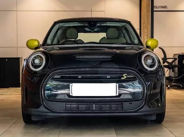 https://images10.gaadi.com/usedcar_image/4615261/original/processed_c4169cb6649fd394bd35babe94400329.jpg?imwidth=6402