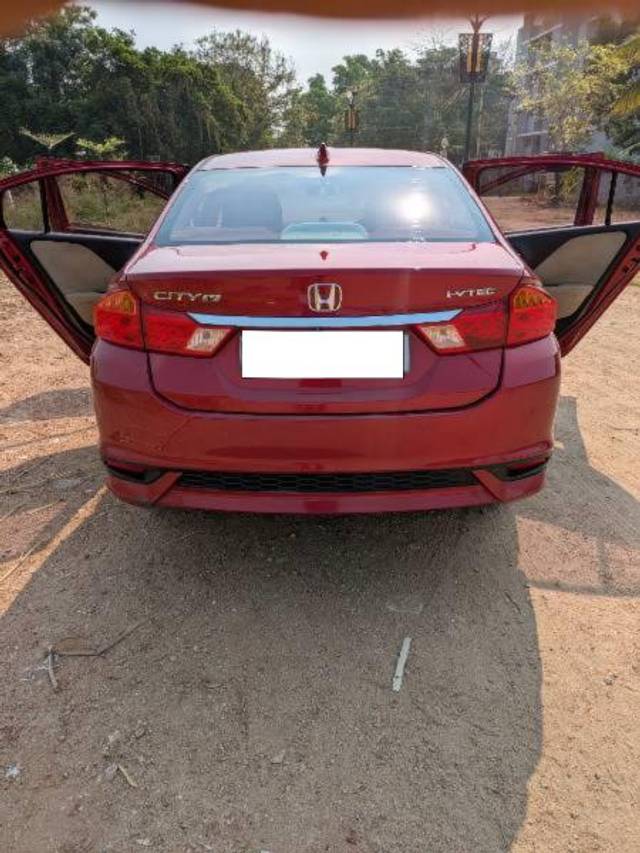 https://images10.gaadi.com/usedcar_image/4615347/original/processed_6dfd3cbf-5e10-4927-a2b7-6048712fe155.jpg?imwidth=6401