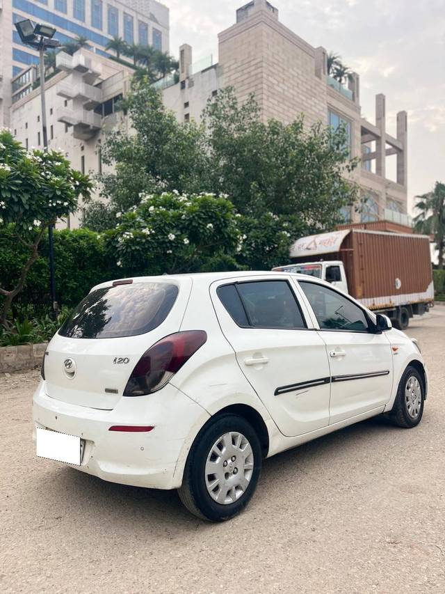 https://images10.gaadi.com/usedcar_image/4615365/original/processed_ef4bfec724157882eeac90363d4173ee.jpg?imwidth=6402