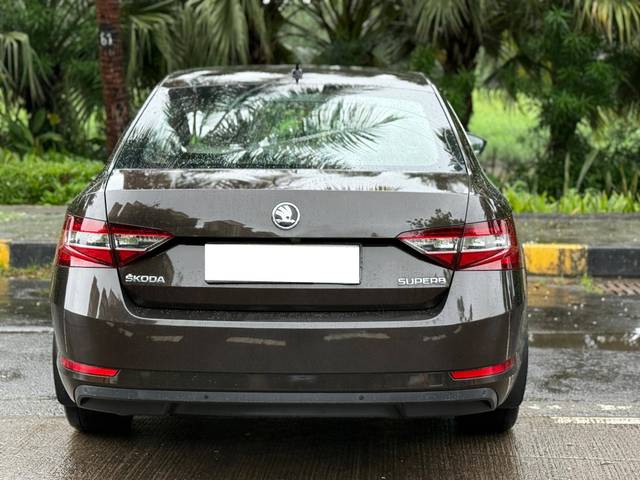 https://images10.gaadi.com/usedcar_image/4615382/original/processed_d3a706225e42180660bd6c9dde248b4b.jpeg?imwidth=6402