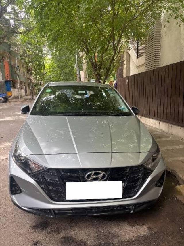 https://images10.gaadi.com/usedcar_image/4615452/original/processed_19069483-6262-4e10-8499-b5439851e496.jpg?imwidth=6400