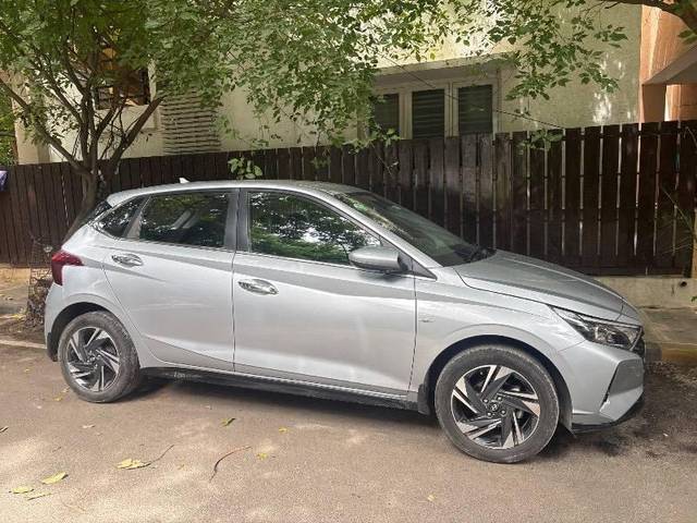 https://images10.gaadi.com/usedcar_image/4615452/original/processed_e0432eb9-0668-4168-93eb-4e5c9de063be.jpg?imwidth=6401