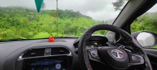 https://images10.gaadi.com/usedcar_image/4615523/original/processed_d7e68766-551d-4092-ad39-40398c5ec2cf.jpg?imwidth=6402