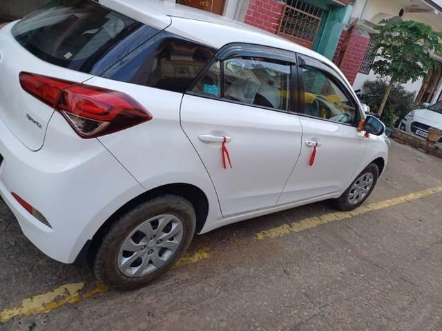 https://images10.gaadi.com/usedcar_image/4615553/original/processed_4ccd9fb9-fc55-4018-85e0-196dda7fe0dd.jpg?imwidth=6402