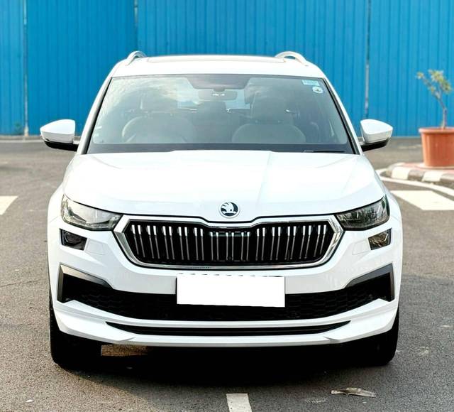 https://images10.gaadi.com/usedcar_image/4615603/original/processed_1980db864cdb3fcb0318ee7a70f57037.jpg?imwidth=6400
