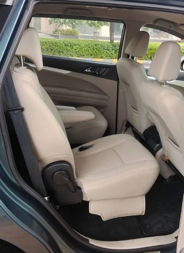 https://images10.gaadi.com/usedcar_image/4615604/original/9ff70c776b3b20dd89b984fbae918414.jpg?imwidth=6402