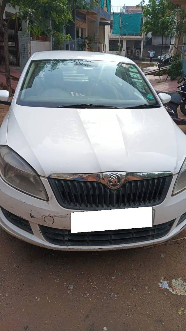 https://images10.gaadi.com/usedcar_image/4615750/original/processed_f4ba47e2-3cd7-4a63-8d73-0a59d300e989.jpg?imwidth=6402
