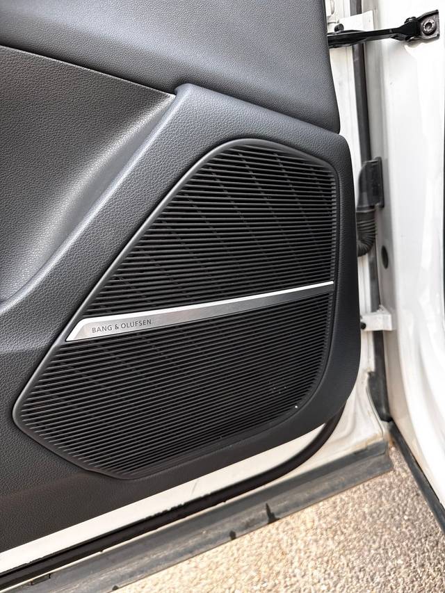 https://images10.gaadi.com/usedcar_image/4615777/original/4e48102594884ddd68d4b0dfaf84df9b.jpg?imwidth=6402