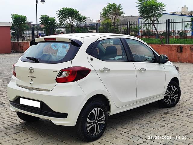 https://images10.gaadi.com/usedcar_image/4615810/original/processed_05478f7a406b4d11b861140e5b562b1f.jpg?imwidth=6401