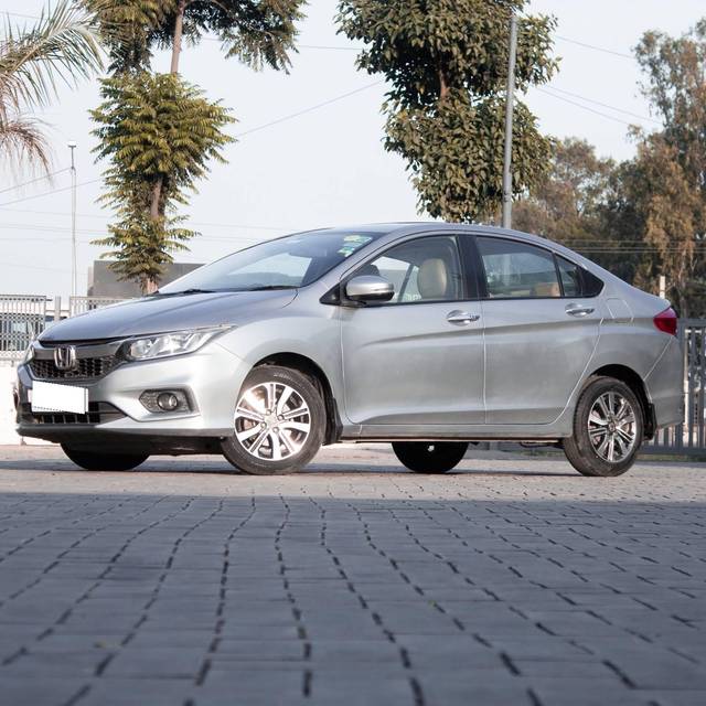 https://images10.gaadi.com/usedcar_image/4615847/original/processed_180016dcb1786d276200ec2c7eb4a6a6.jpg?imwidth=6400