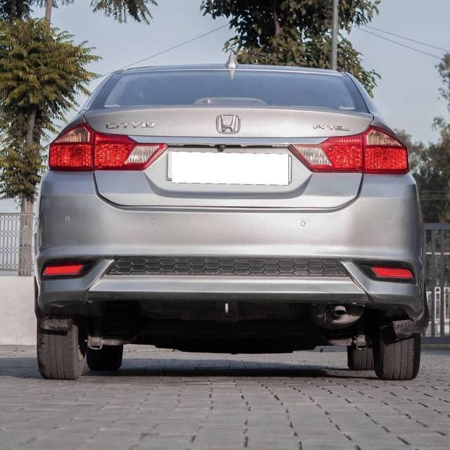 https://images10.gaadi.com/usedcar_image/4615847/original/processed_498666e47928050aff60064490e3d1ea.jpg?imwidth=6402