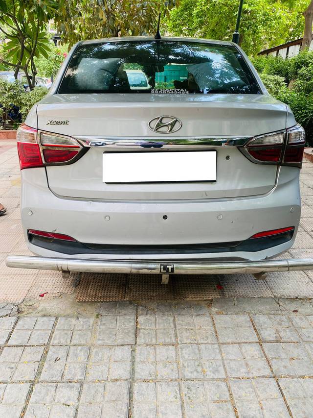 https://images10.gaadi.com/usedcar_image/4615877/original/processed_389e82bb-d639-44bb-9bf5-ba0408cd50af.jpg?imwidth=6400