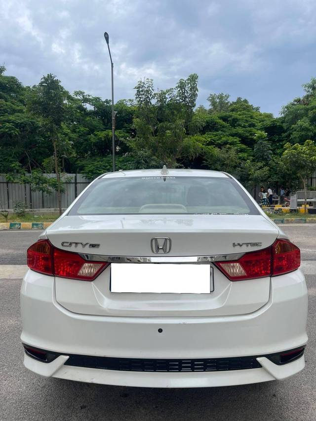 https://images10.gaadi.com/usedcar_image/4615911/original/processed_0392fc7b87c66160bd64a50b9d5aef1b.jpg?imwidth=6402