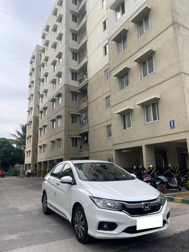 https://images10.gaadi.com/usedcar_image/4615911/original/processed_b9a3cee6c1e4516ed20dd6f34b9d19ab.jpg?imwidth=6400