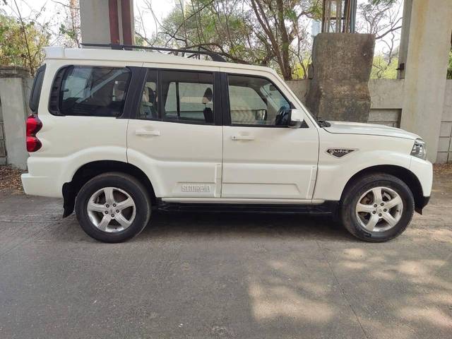 https://images10.gaadi.com/usedcar_image/4615943/original/processed_1024ca0cc9f75ab4760814775d7c5c8e.jpeg?imwidth=6401