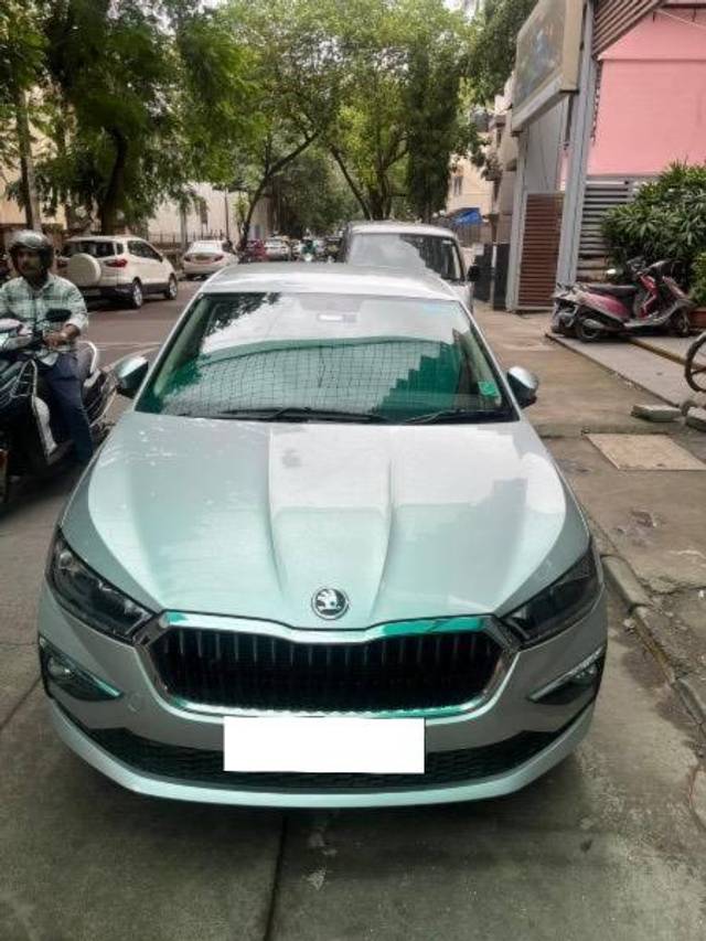 https://images10.gaadi.com/usedcar_image/4615945/original/processed_6313a76c-ab50-45c4-b4b8-13fa226e2149.jpeg?imwidth=6400