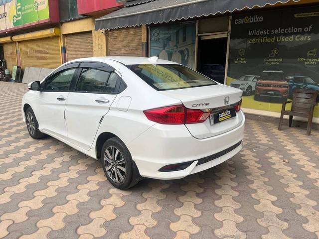 https://images10.gaadi.com/usedcar_image/4615981/original/processed_88e0c14e0cc23a7fc6acb8a208be7a90.jpg?imwidth=6402