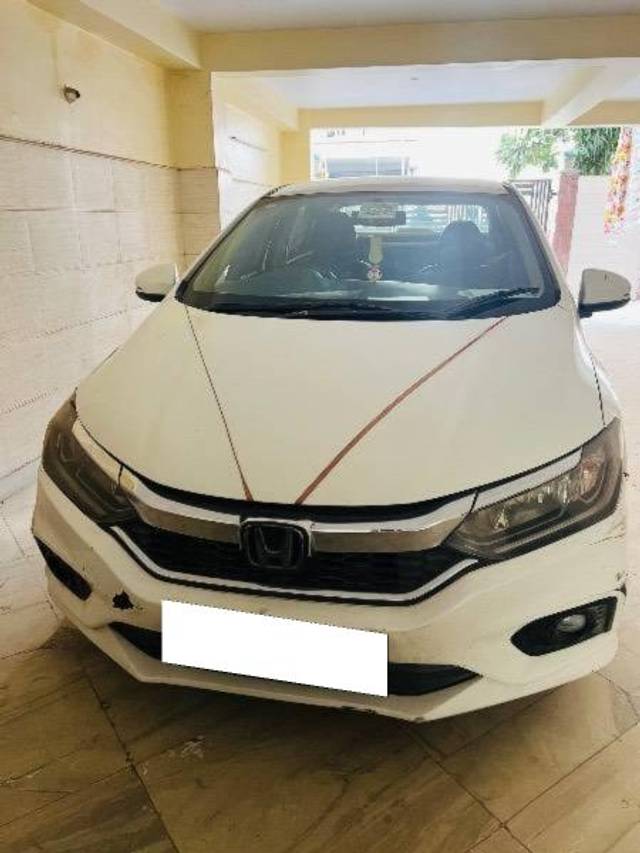 https://images10.gaadi.com/usedcar_image/4615992/original/processed_e924944e-ed8a-4cf5-833d-694208336e8a.jpeg?imwidth=6401