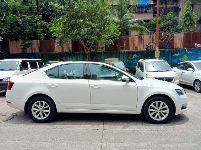 https://images10.gaadi.com/usedcar_image/4616013/original/8ea96a42a1f8c2c99bfba57911a7c556.jpeg?imwidth=6401