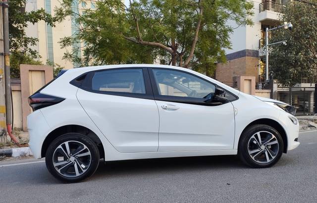 https://images10.gaadi.com/usedcar_image/4616014/original/processed_f54654300eda15ca3a6593fd584d7cff.jpg?imwidth=6401