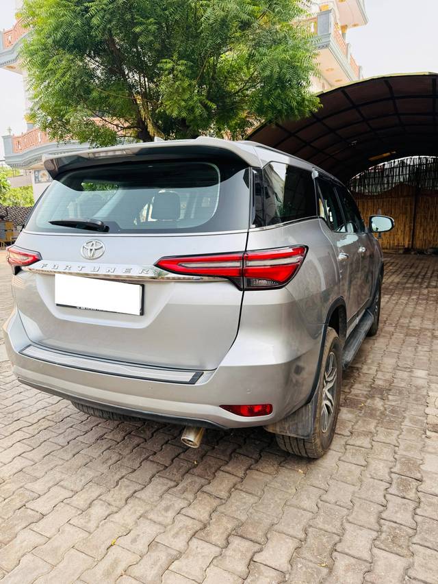 https://images10.gaadi.com/usedcar_image/4616021/original/processed_001e5a03-e029-4dd1-9f6d-096a985792fb.jpg?imwidth=6402