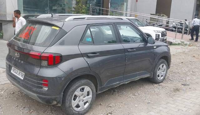 https://images10.gaadi.com/usedcar_image/4616092/original/processed_eb630ddf7890caf3e0a1d6b16b578a1c.jpg?imwidth=6402