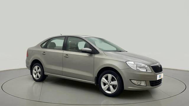 https://images10.gaadi.com/usedcar_image/4616575/original/d6d47518f195eb36373910380fca300b.jpg?imwidth=6400