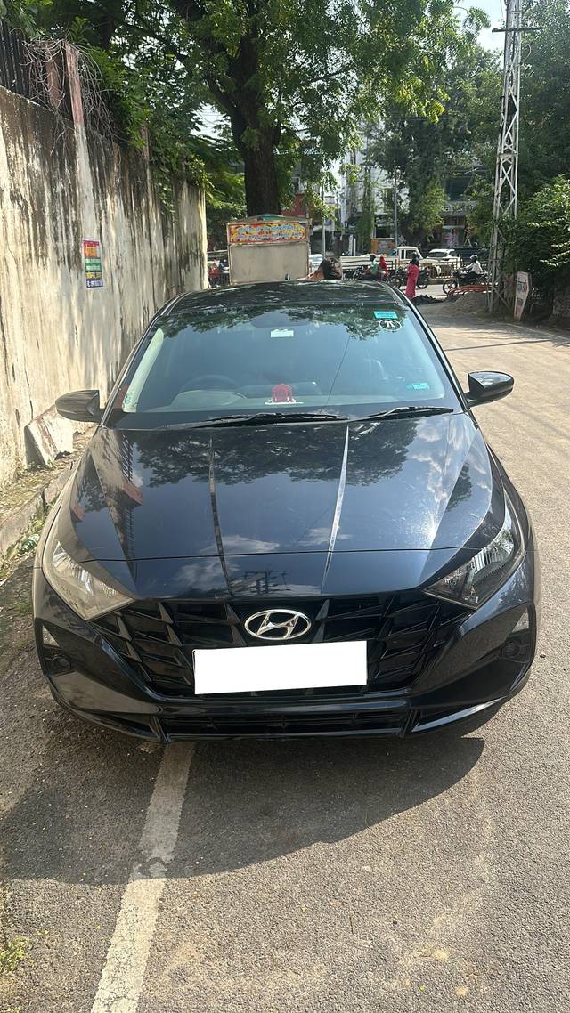 https://images10.gaadi.com/usedcar_image/4616739/original/processed_6a886260-6ea4-479e-8703-791cd69199a0.jpg?imwidth=6400