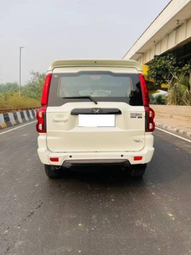 https://images10.gaadi.com/usedcar_image/4616765/original/processed_3582e678-a61f-40df-bf3a-a814cb55b605.jpg?imwidth=6401