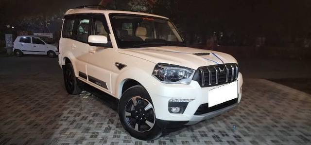 https://images10.gaadi.com/usedcar_image/4616765/original/processed_52eeb413-8329-4e31-a592-86162a7401f1.jpg?imwidth=6400