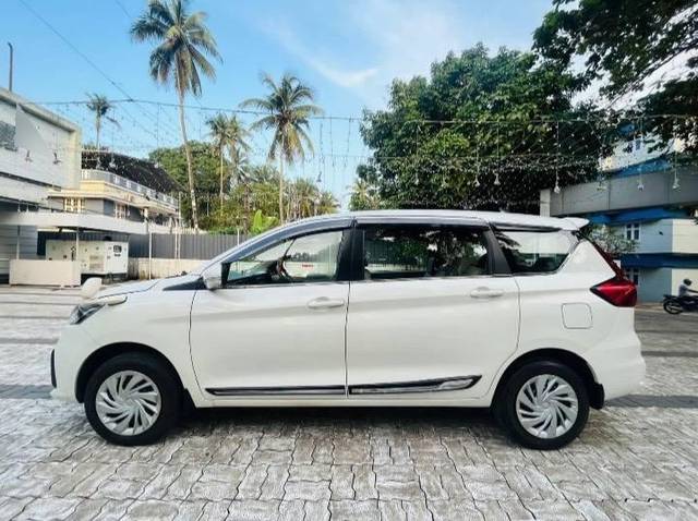 https://images10.gaadi.com/usedcar_image/4616922/original/processed_82e2fc2a-781c-4d35-b3aa-4de015204c6c.jpeg?imwidth=6401