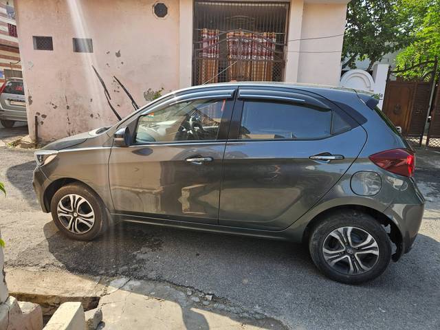 https://images10.gaadi.com/usedcar_image/4617022/original/processed_fac8a2a8-4c27-412c-851e-3e62b8a9feb8.jpg?imwidth=6401