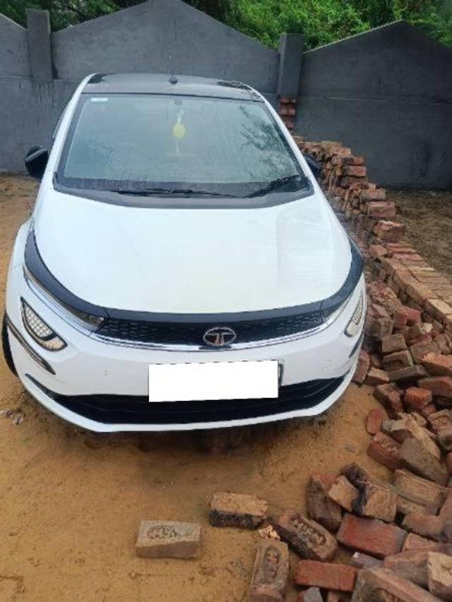https://images10.gaadi.com/usedcar_image/4617036/original/processed_021e039c-3136-47e3-be45-2706325fdd31.jpg?imwidth=6402