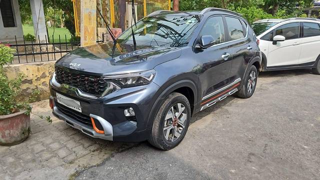 https://images10.gaadi.com/usedcar_image/4617038/original/processed_972ed56d-cc32-4d93-a04e-cd85cf69c830.jpg?imwidth=6402