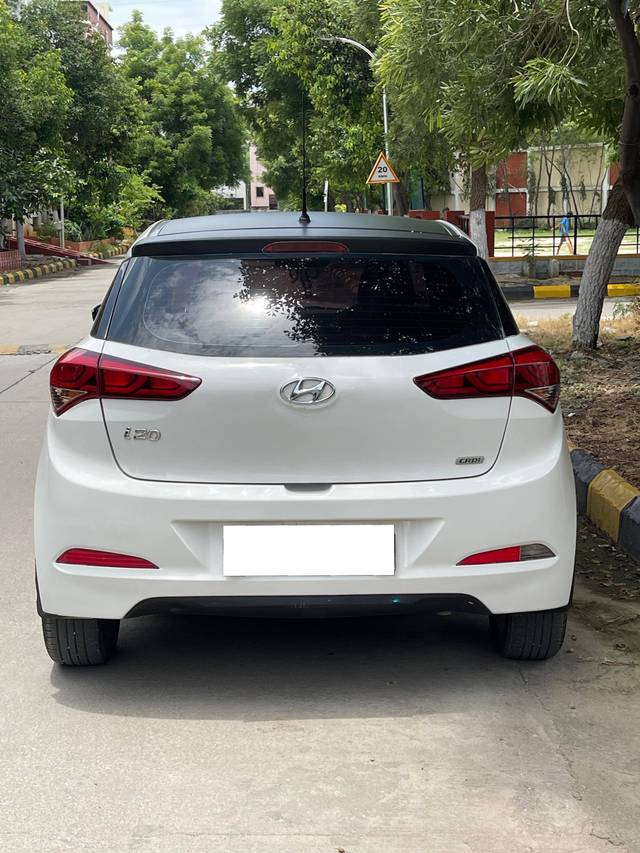 https://images10.gaadi.com/usedcar_image/4617086/original/processed_726b667f334ee6ba3bd65a2328a36788.jpg?imwidth=6402
