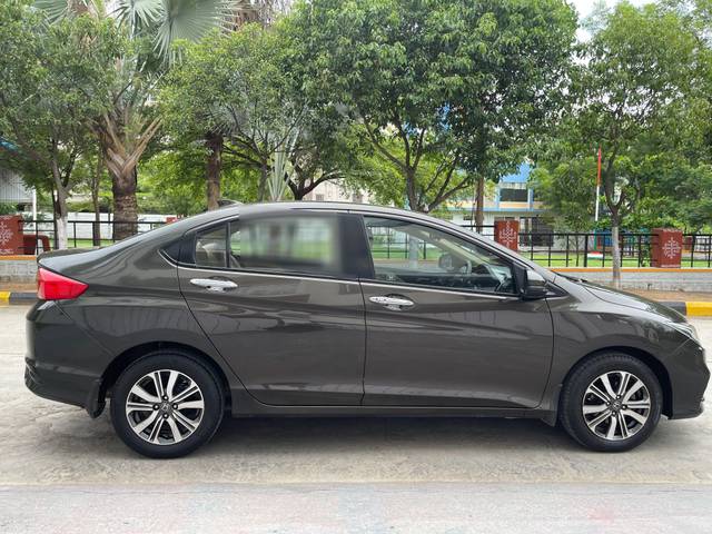 https://images10.gaadi.com/usedcar_image/4617102/original/processed_be3198a736cb5f49795ba1e1288f837d.jpg?imwidth=6401