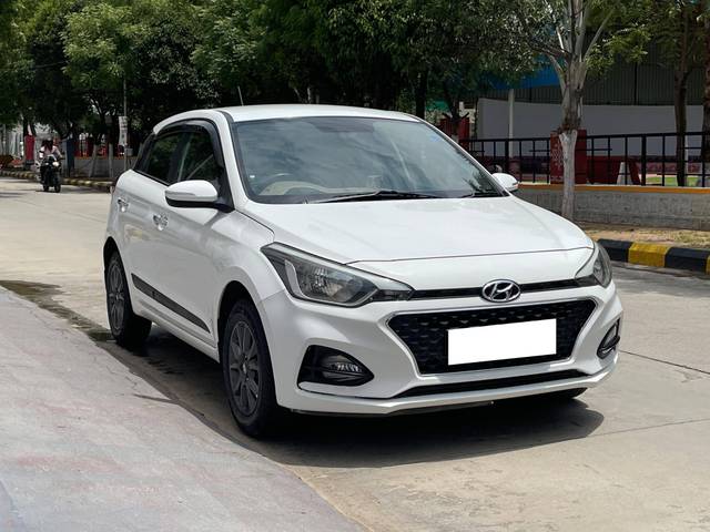https://images10.gaadi.com/usedcar_image/4617115/original/processed_d74ed561fe420ad2dcbe746b3376747c.jpg?imwidth=6400